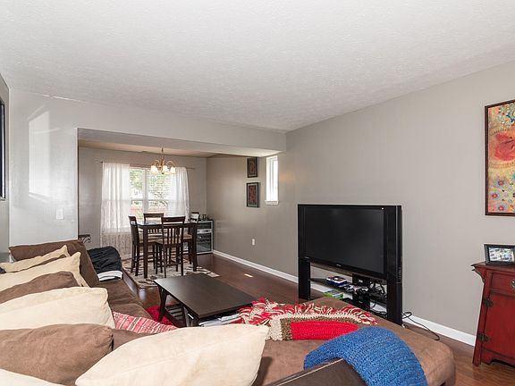 3rd image of 7819 Stratfield Dr