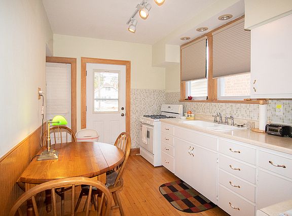 2nd image of 3240 Park Ave