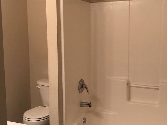 5th image of 4105 Cambridge Dr #B