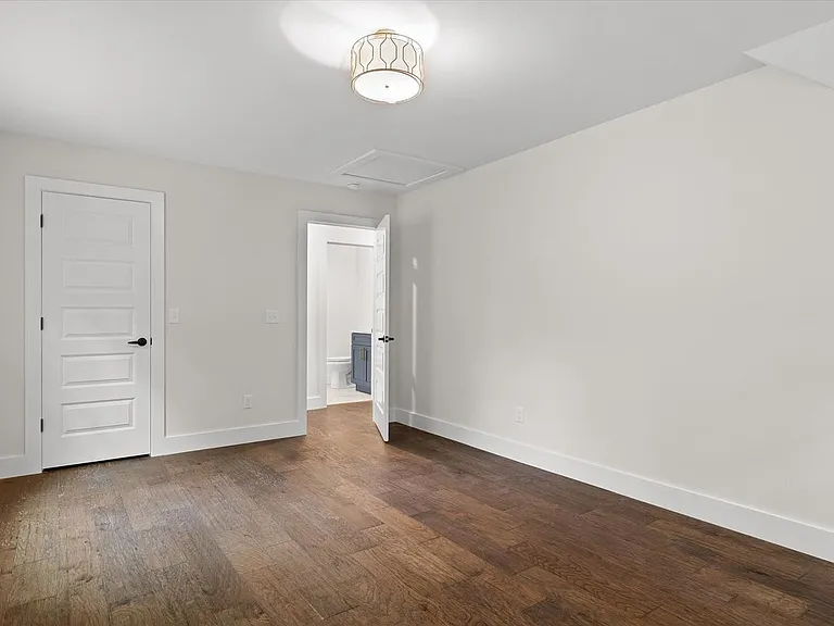 2119 Oak St — Photo 22