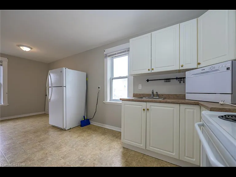 893 Queens Ave — Photo 3
