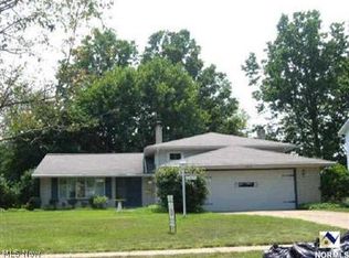 27475 Edgepark Dr, North Olmsted, OH 44070