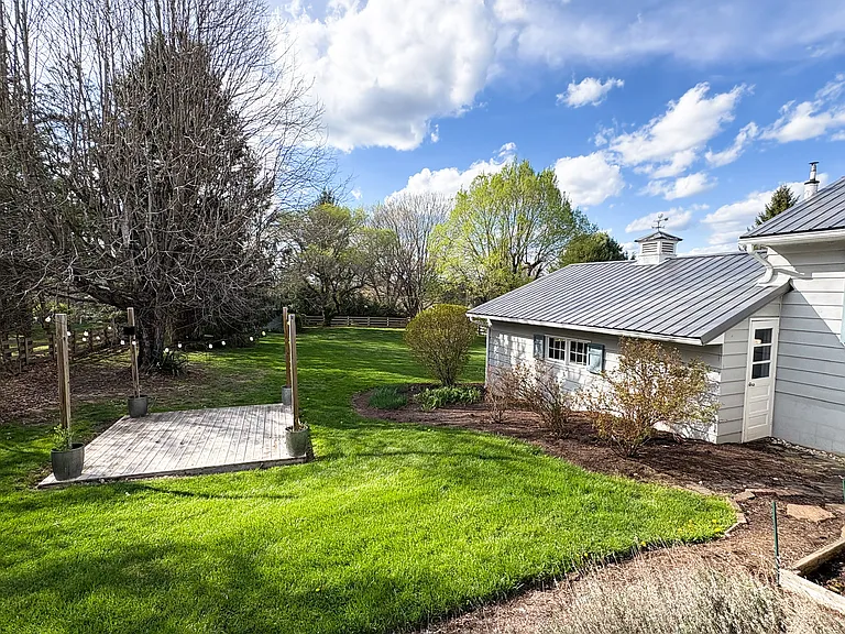327 Dwyer Ln — Photo 2