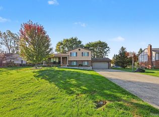272 Morgan Hill Dr, Lake Orion, MI 48360