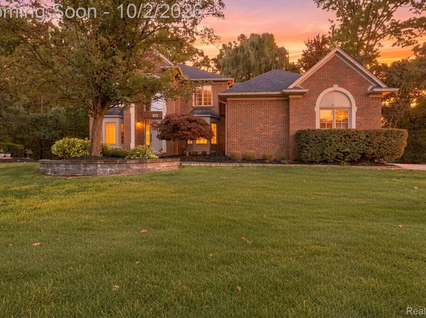 559 Trillium Dr, Troy, MI 48085