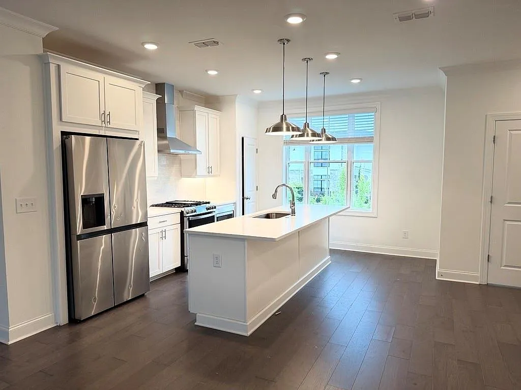 3 bed, 3.5 bath, 2100 sqft, $2,750 — Photo 2