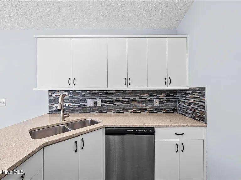 405 Spring Lake Dr — Photo 10