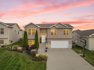 5832 Summerland Dr, Waterloo, IA 50701