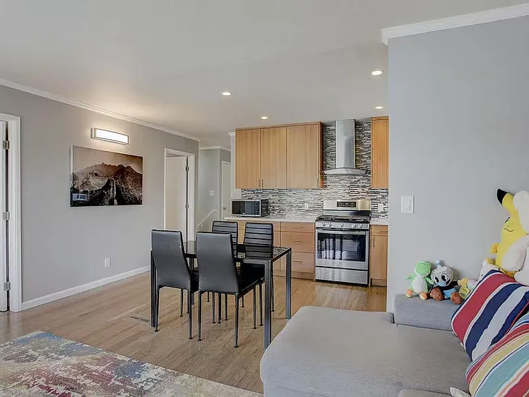 184 Canterbury Ave — Photo 5