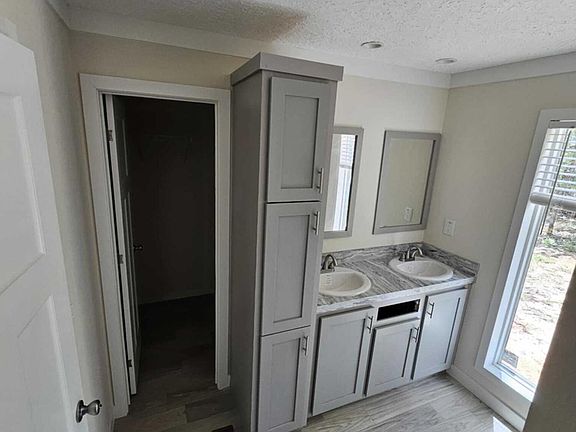 4th image of 32 E Buckeye St