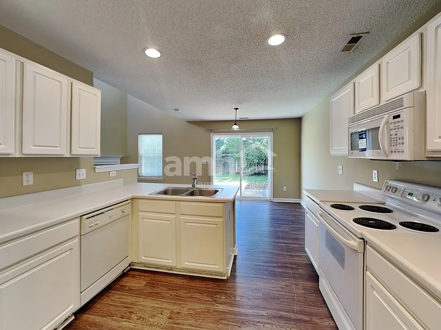 3 bed, 2.5 bath, 1390 sqft, $1,925 — Photo 4
