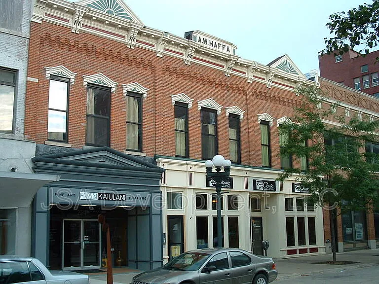 220-224 E 4th St #204 — Photo 9