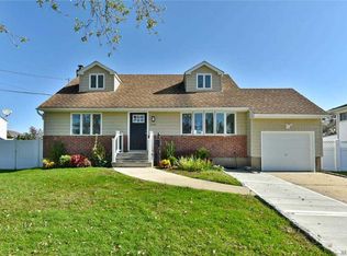 160 Sunset Ave, Farmingdale, NY 11735