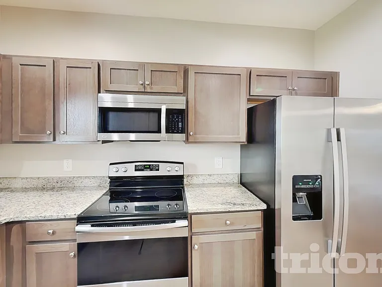 925 Beverly Ct — Photo 6