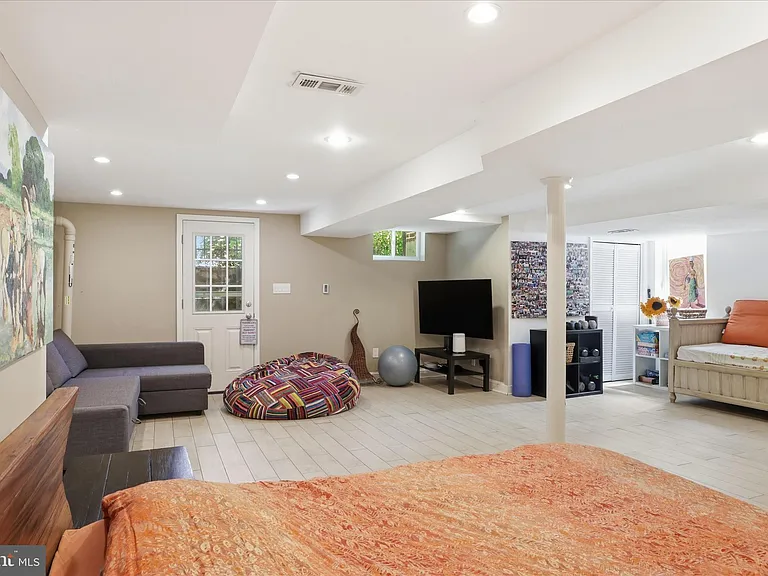 3221 Coquelin Ter — Photo 33