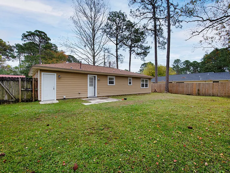823 Meadow Ln — Photo 20