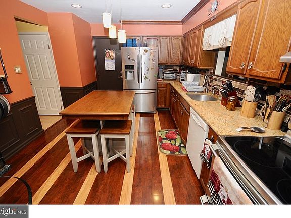 3rd image of 1 Leanne Dr