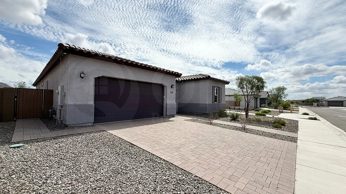 4 bed, 3.0 bath, 2475 sqft, $3,100 — Photo 2