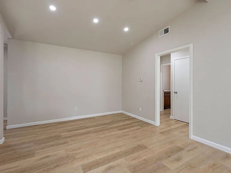 1204 Spearson Ln — Photo 4