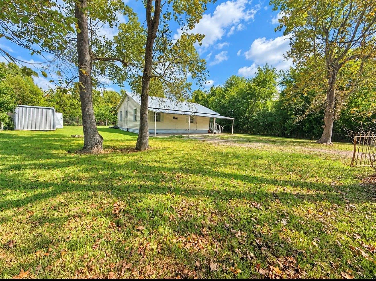 3 bed, 1.0 bath, 1328 sqft, $1,620 — Photo 2