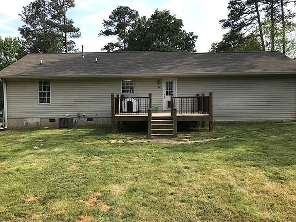 New back deck only 2 yrs old