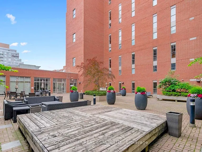 18 Merton St #911 — Photo 13