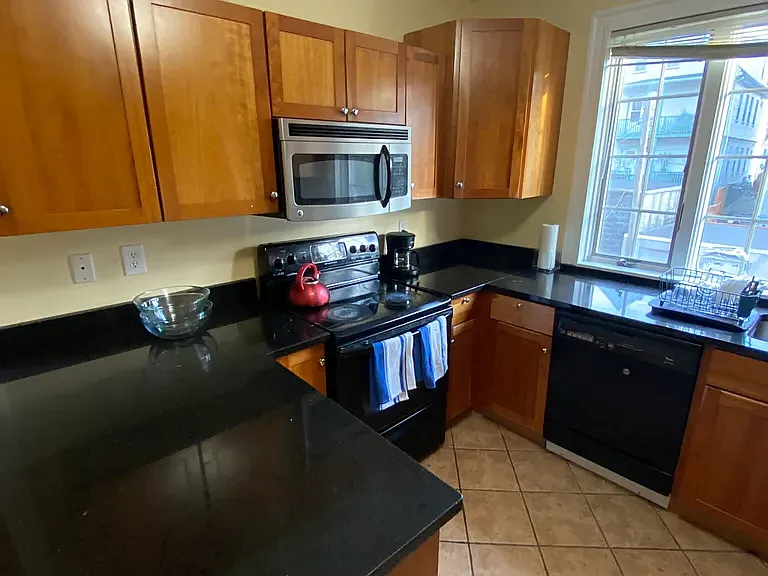 5 bed, 9999 sqft, $5,500 — Photo 3