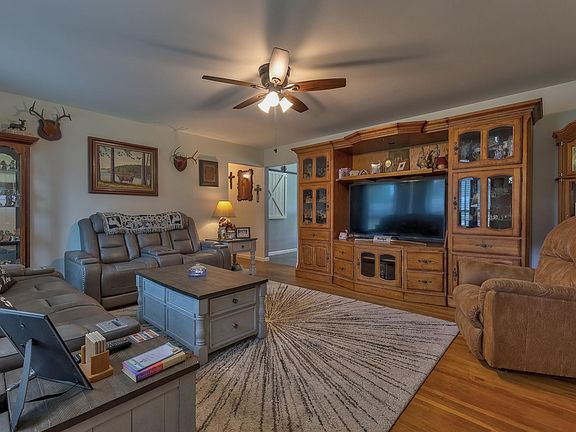 3rd image of 1409 Brookdale Dr