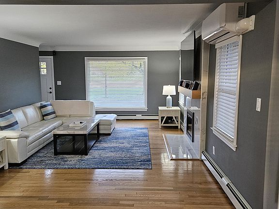 3rd image of 2151 Diamond Ave NE