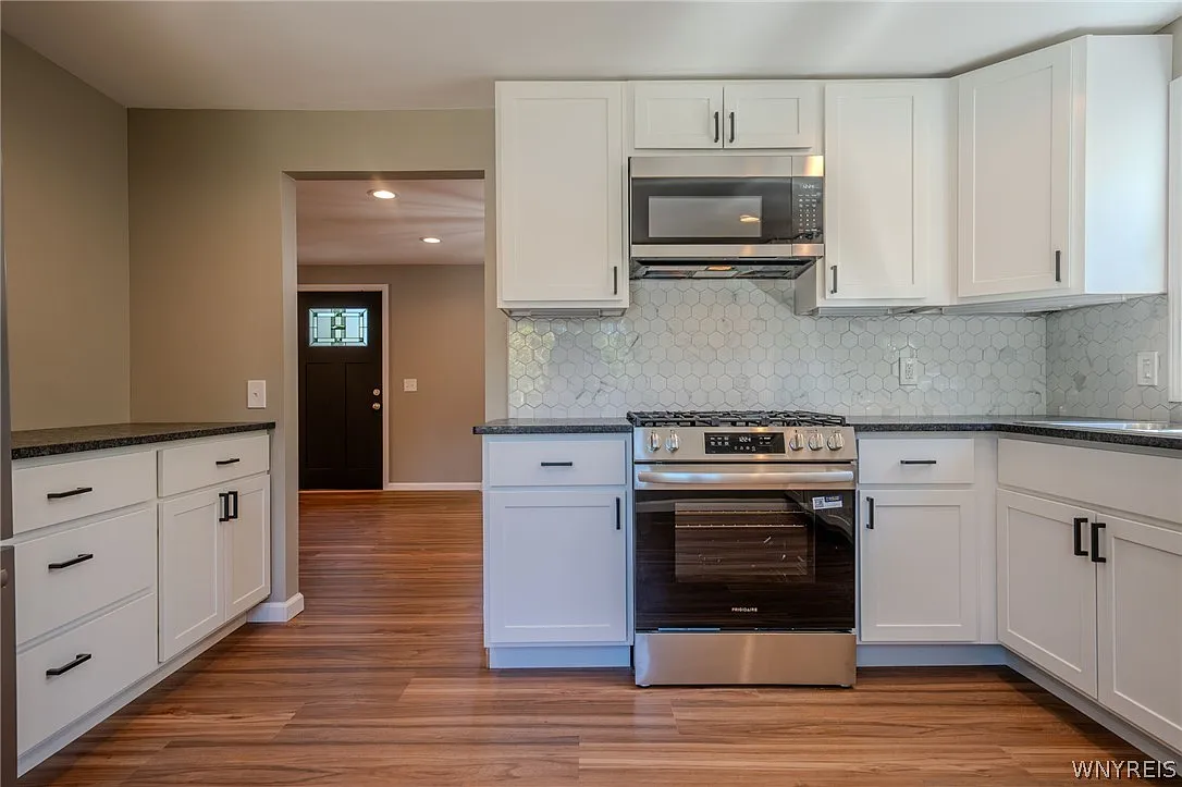 3 bed, 1.5 bath, 1224 sqft, $2,500 — Photo 3