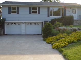 103 Country Club Dr, Vinton, IA 52349