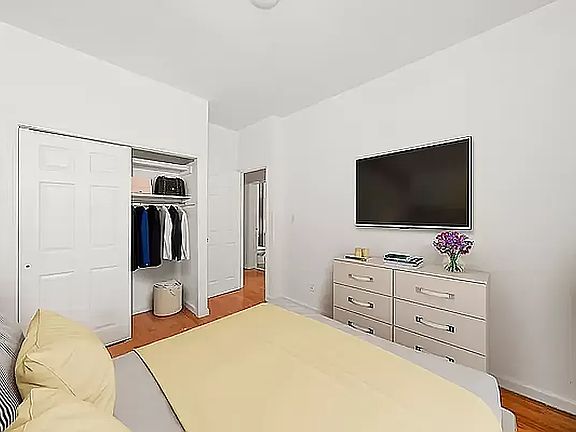 4th image of 215 W 101st St #Bb