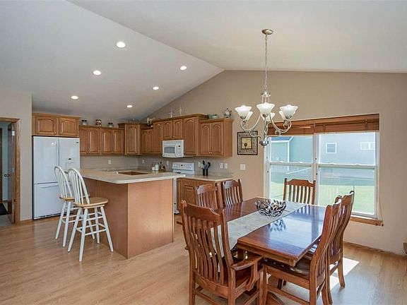 5th image of 433 Bear Dr