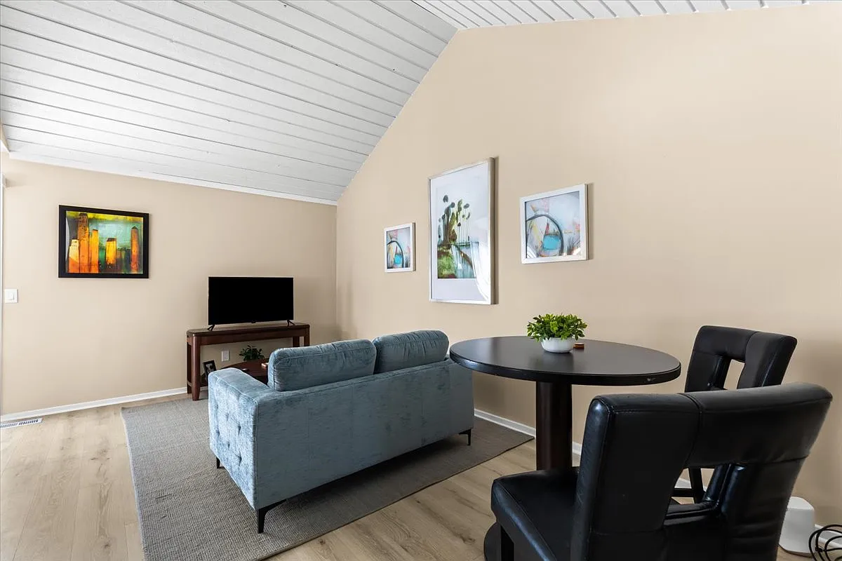 2 bed, 1.5 bath, 1100 sqft, $1,999 — Photo 2