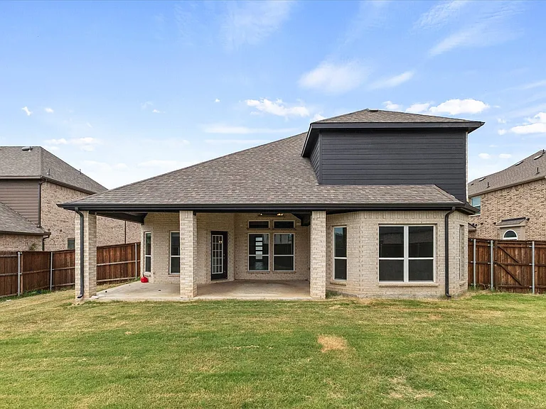 1600 Lake Grove Dr — Photo 17