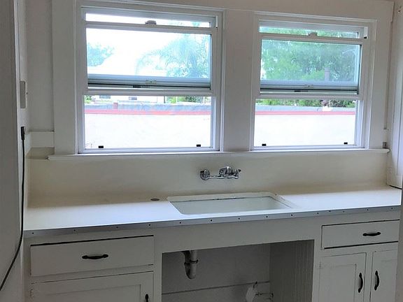 4th image of 1923 De La Vina St APT 05