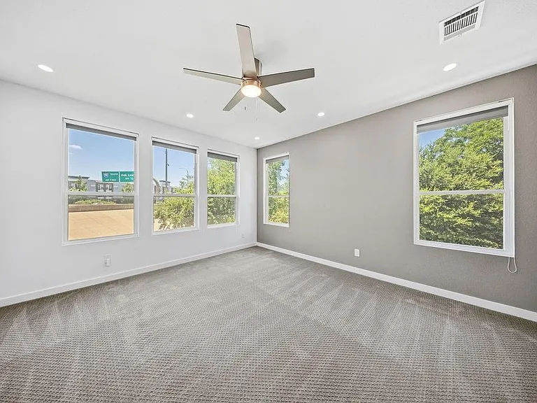 2722 Hondo Ave — Photo 11