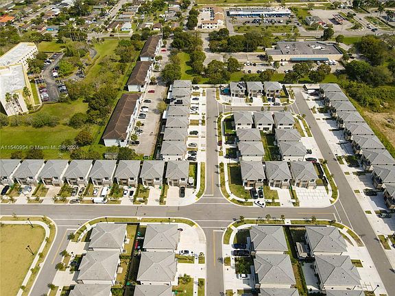 3rd image of 110 NW 11th Ct