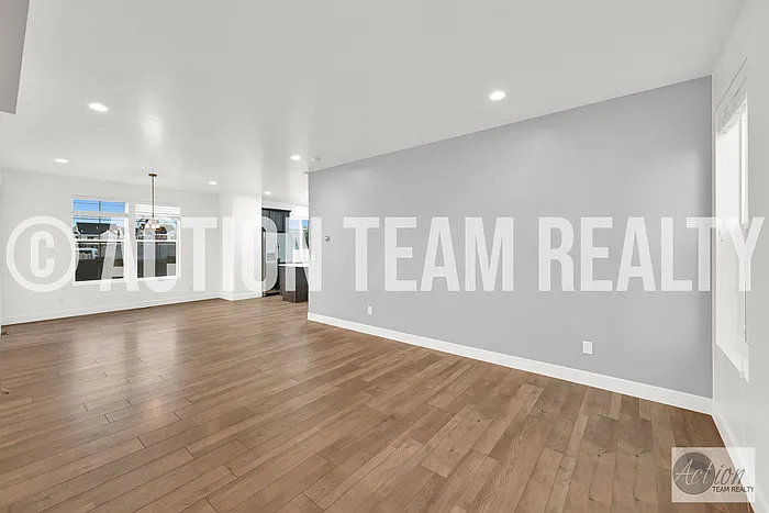 5 bed, 2.5 bath, 2994 sqft, $2,995 — Photo 3