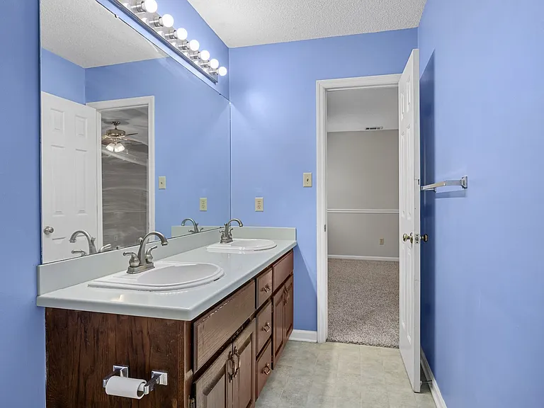 300 Davis Rd — Photo 29