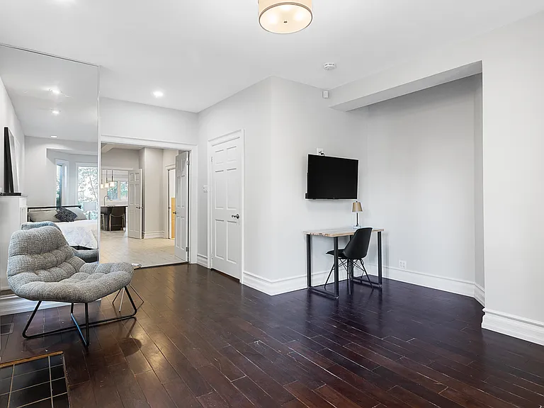 240 Blackburn Ave — Photo 29