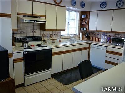 4th image of 2550 N Stewart Ave