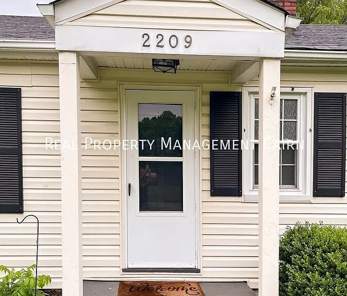 2209 Broadway St — Photo 4
