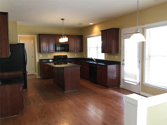 3rd image of 514 Papillion Trce