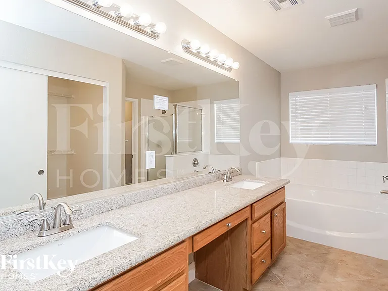 5040 Frozen Springs Ct — Photo 10