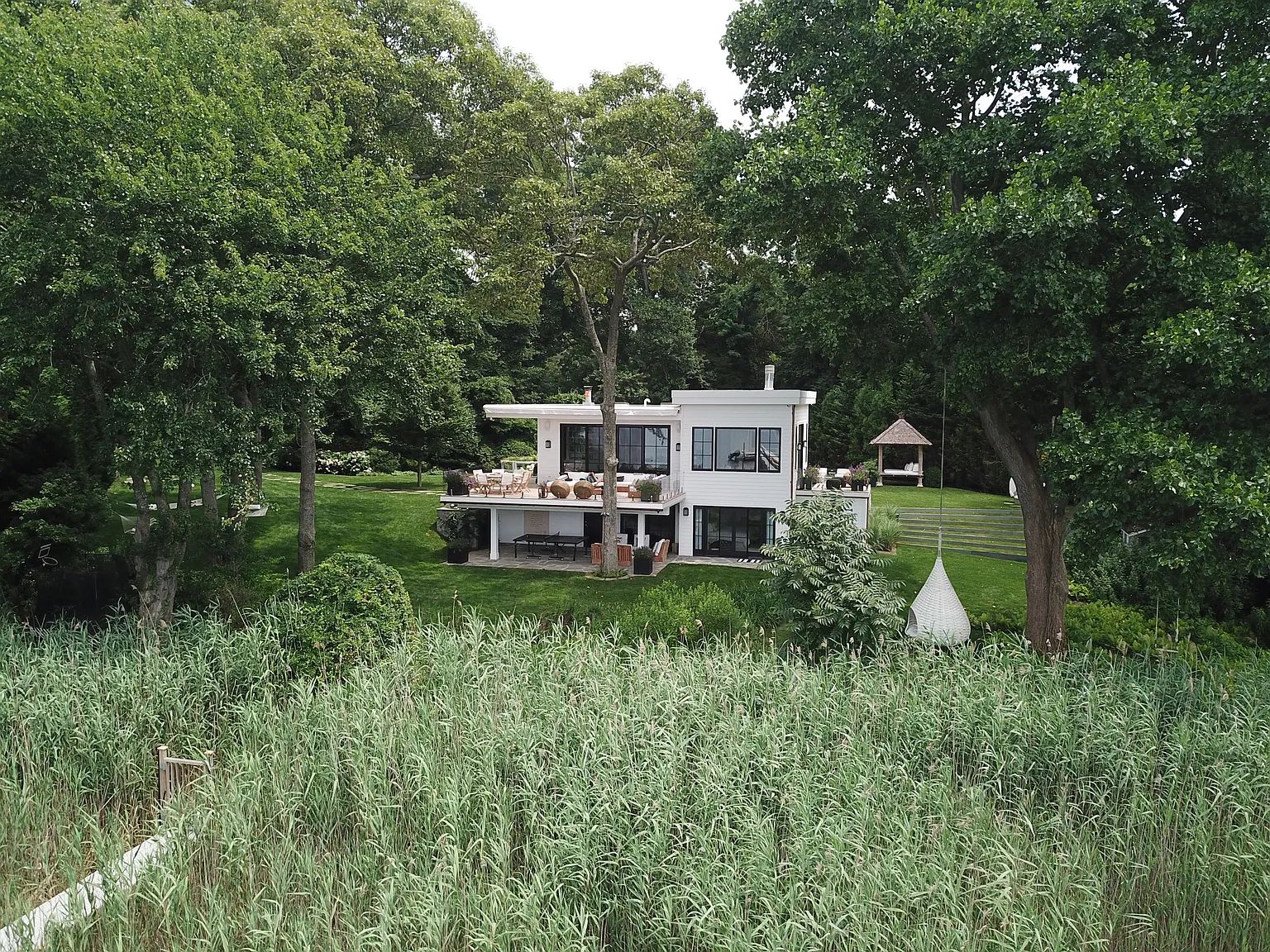 Modern Residence on the Water, Pool & Dock Near Long Beach — Photo 1