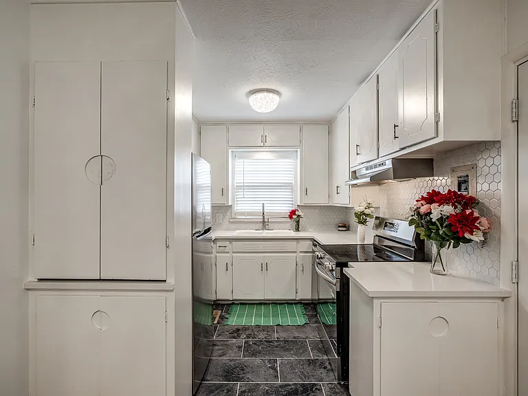 4620 N Harvey Pkwy — Photo 5