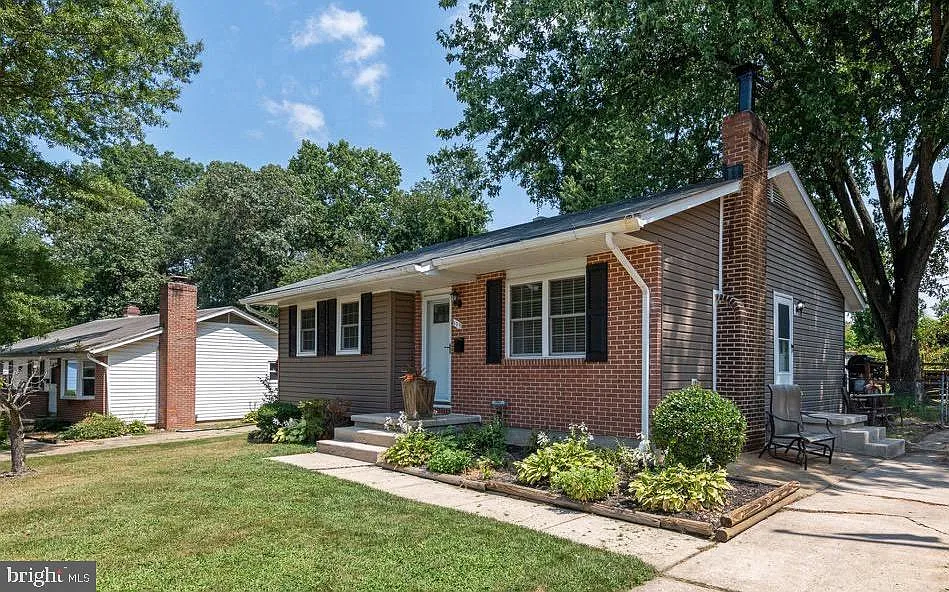 2 bed, 1.0 bath, 1409 sqft, $2,100 — Photo 1