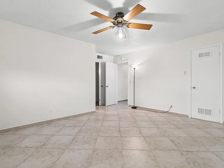 2615 NE 1st Ct #303 — Photo 30