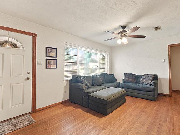4th image of 2106 Huckleberry Ln